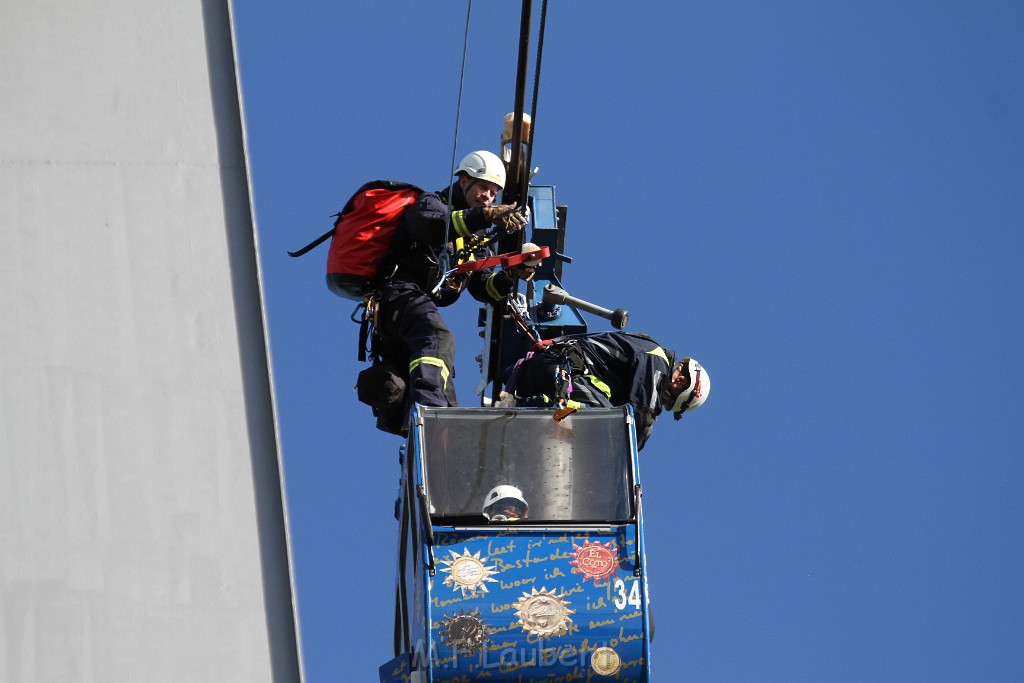 Koelner Seilbahn Gondel blieb haengen Koeln Linksrheinisch P558.JPG